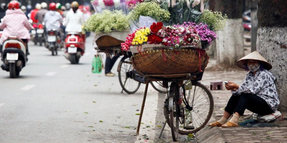 1-Hanoi-street-vender-1_1000x499_acf_cropped