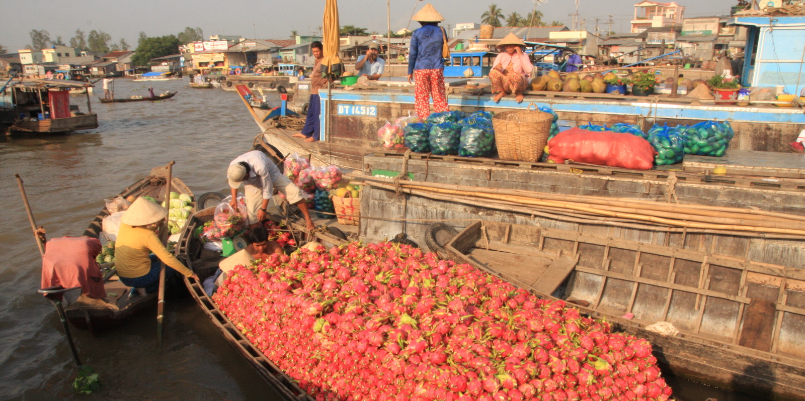 Mekong-Floating-market-2_1600x798_acf_cropped1